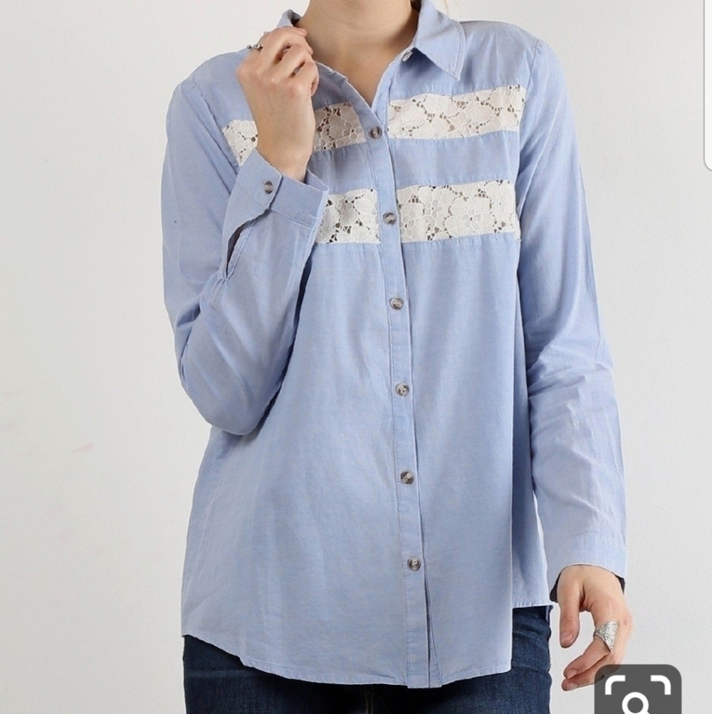 Hem & Thread sz M light blue and lace button up